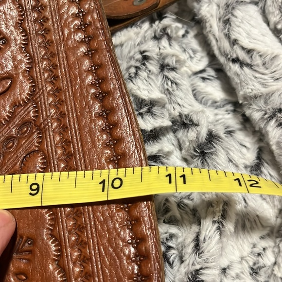 Beautiful vintage hand tooled leather shoulder bag. - Picture 8 of 9